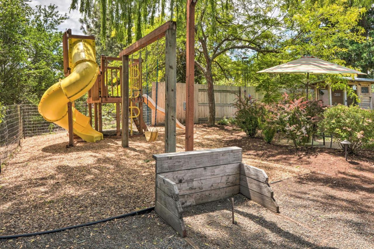 Central Medford Family Retreat With Large Yard! Exterior foto