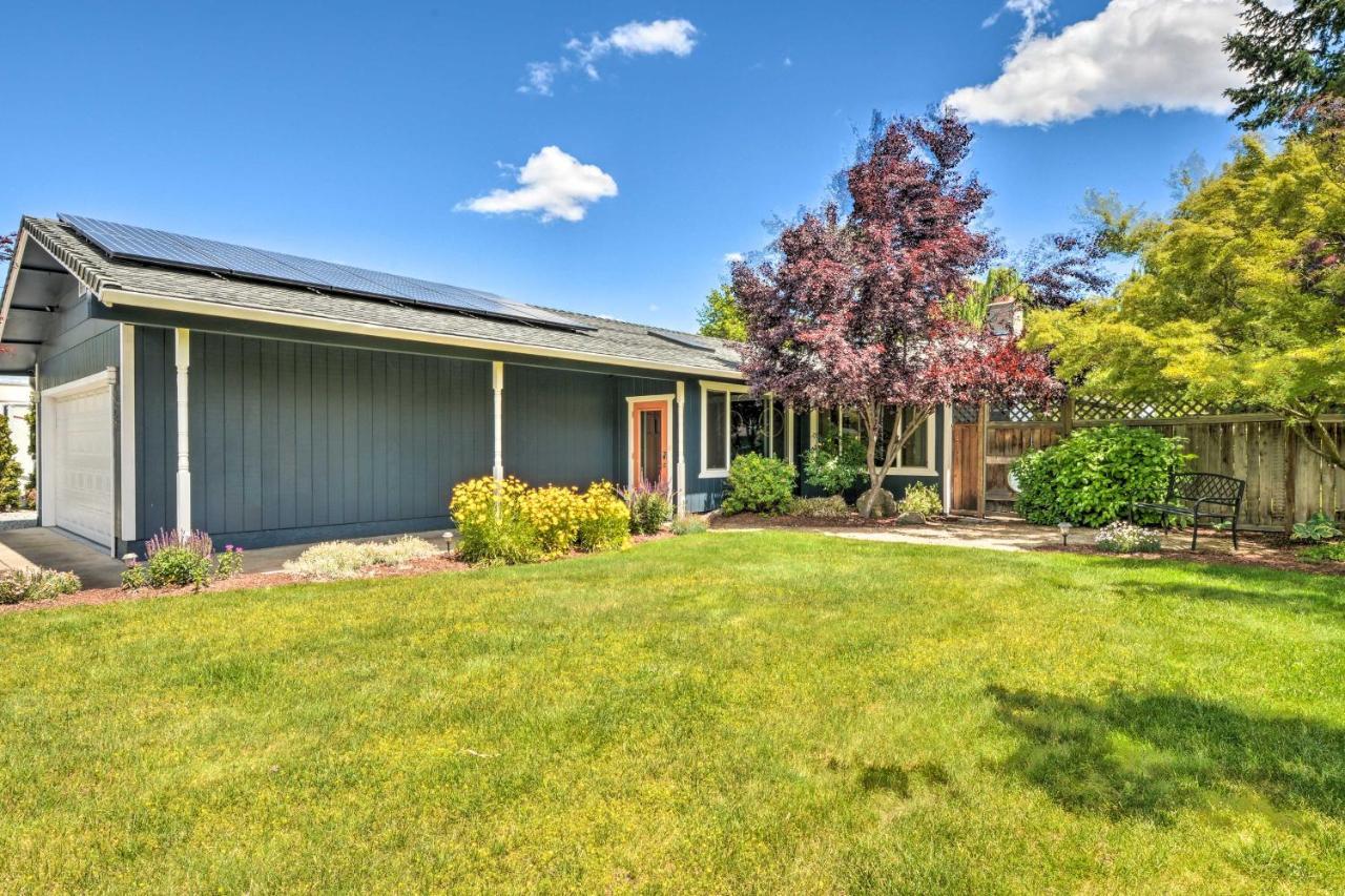 Central Medford Family Retreat With Large Yard! Exterior foto