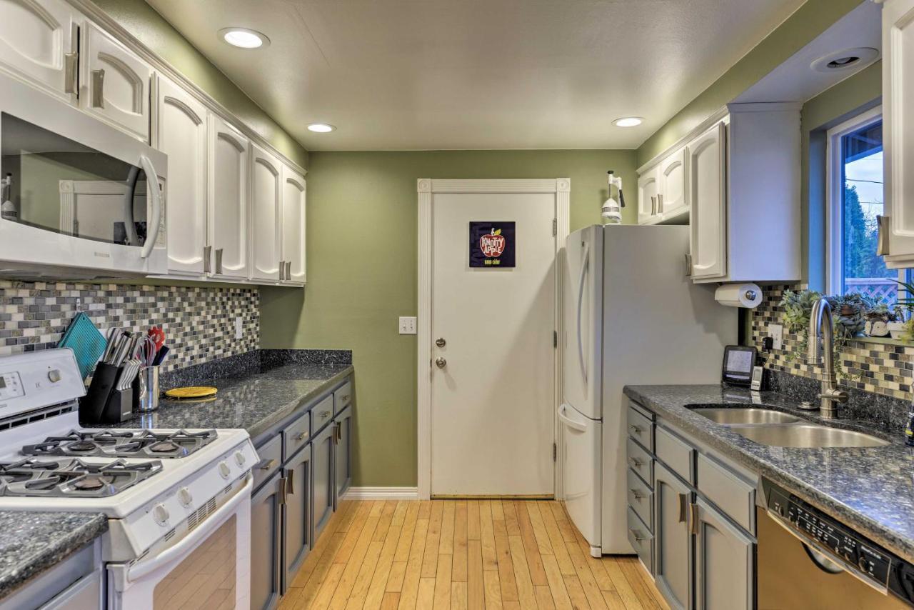 Central Medford Family Retreat With Large Yard! Exterior foto