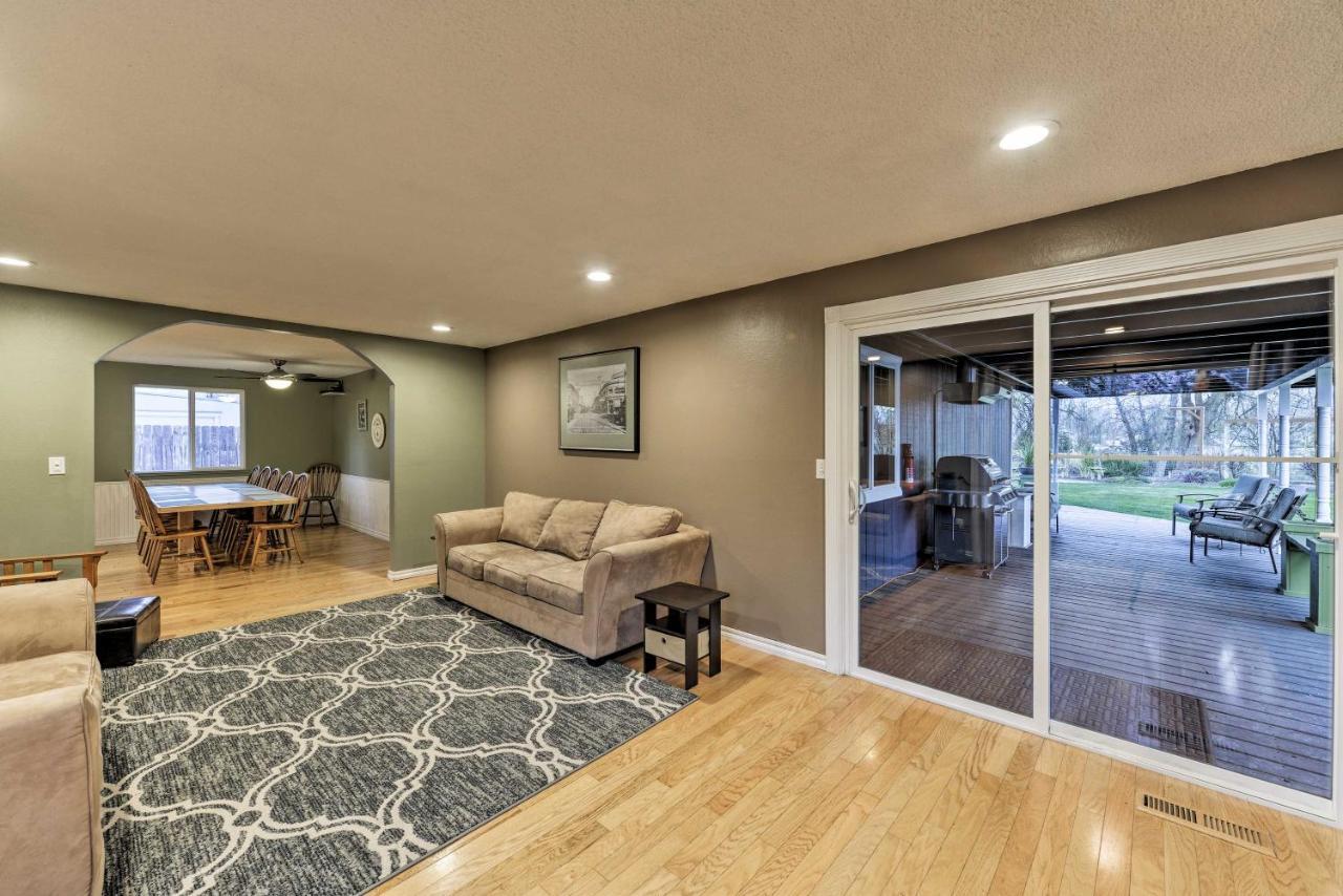 Central Medford Family Retreat With Large Yard! Exterior foto
